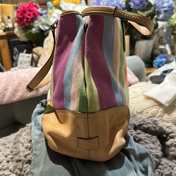 Brand new with our tags coach bag. Height 10.5 and length 17 - Picture 2 of 7